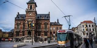 Plombier Anderlecht devant la Maison d'Érasme avec ses briques rouges, symbole historique et culturel de la ville.