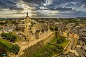 Rues pavées pittoresques du centre-ville d'Arlon entourées de boutiques, idéal pour un service de débouchage Arlon