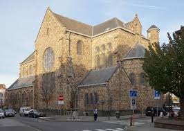 Vue urbaine du centre de Berchem Sainte Agathe avec camion de débouchage en action Débouchage Berchem Sainte Agathe