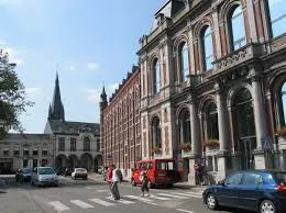 Paysage urbain de Boussu avec rues pittoresques, contexte de débouchage Boussu proche d'une église historique en arrière-plan