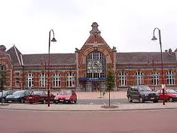 Plombier Châtelet devant l'entrée animée de la station de métro avec immeubles historiques en arrière-plan