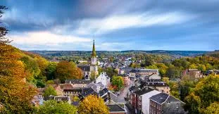 Plombier Eupen devant l'Hôtel de Ville historique avec ses briques rouges et son architecture typique du centre-ville