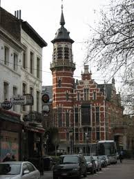 Vue panoramique de Jette avec ses rues pavées et un camion de débouchage en action Débouchage Jette rapide et efficace