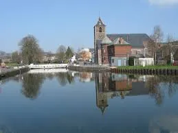 Un plombier à La Louvière devant l'Hôtel de Ville, bâtiment emblématique avec sa façade néo-classique et son horloge historique