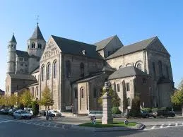 Plombier Nivelles devant la collégiale Sainte-Gertrude au cœur de la ville historique et pittoresque de Nivelles en Belgique.