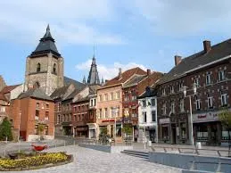 Vue de la Grand-Place de Soignies avec bâtiments historiques, idéale pour services de débouchage Soignies.