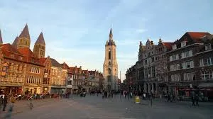 Plombier Tournai au cœur du centre-ville historique avec vue sur le Beffroi emblématique et les rues pavées typiques.