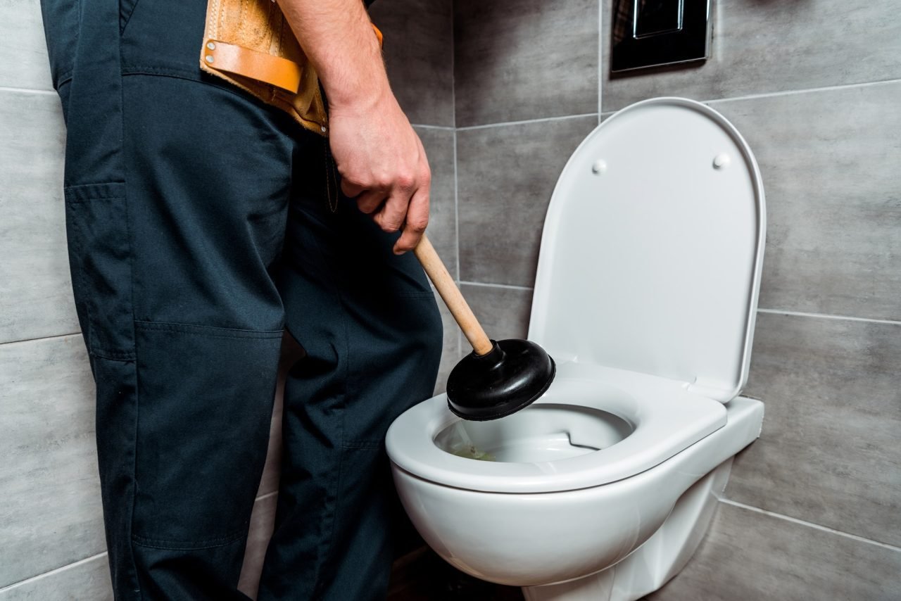 Plombier Evere réparant une fuite d’eau dans une salle de bain en urgence avec outils professionnels et équipements adaptés
