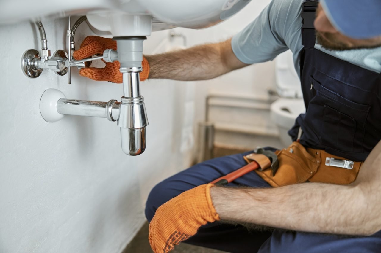 Plombier Evere en intervention répare une fuite d'eau dans une salle de bain, service rapide et professionnel local.